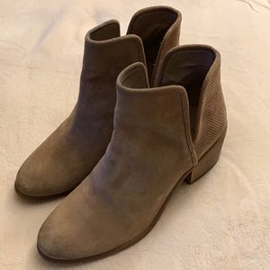 Hinge Barris Ankle Bootie Sz7 - Taupe